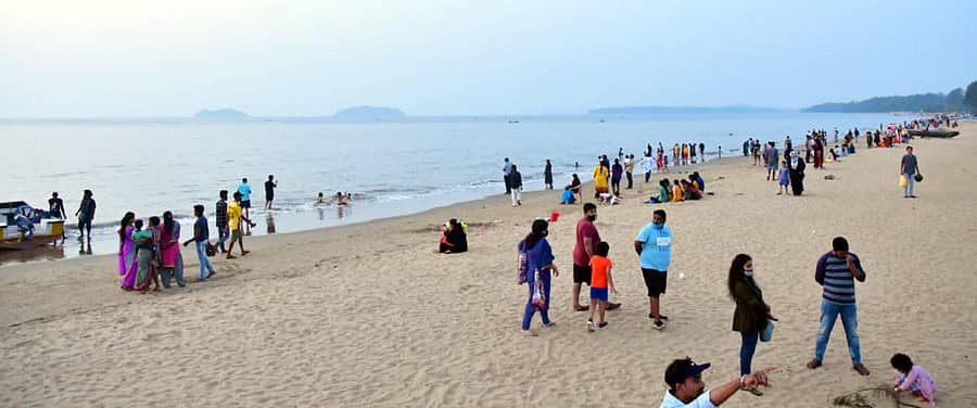 ಕಾರವಾರದ ರವೀಂದ್ರನಾಥ ಟ್ಯಾಗೋರ್ ಕಡಲತೀರದಲ್ಲಿ ಪ್ರವಾಸಿಗರು (ಸಂಗ್ರಹ ಚಿತ್ರ)