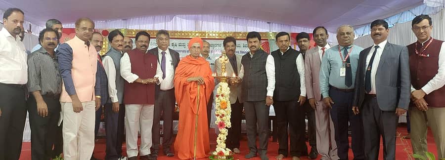 ಆನಂದಪುರ ಸಮೀಪದ ಇರುವಕ್ಕಿಯಲ್ಲಿರುವ ಕೆಳದಿ ಶಿವಪ್ಪನಾಯಕ ಕೃಷಿ ಮತ್ತು ತೋಟಗಾರಿಕಾ ವಿಶ್ವವಿದ್ಯಾಲಯದ 10ನೇ ಸಂಸ್ಥಾಪನಾ ದಿನಾಚರಣೆಯನ್ನು ಸಂಸದ ಬಿ.ವೈ. ರಾಘವೇಂದ್ರ ಉದ್ಘಾಟಿಸಿದರು. ಕಾರ್ಯಕ್ರಮದ ಸಾನ್ನಿಧ್ಯವನ್ನು ಮುರುಘಾಮಠದ ಮಲ್ಲಿಕಾರ್ಜುನ ಮುರುಘರಾಜೇಂದ್ರ ಸ್ವಾಮೀಜಿ ವಹಿಸಿದ್ದರು.