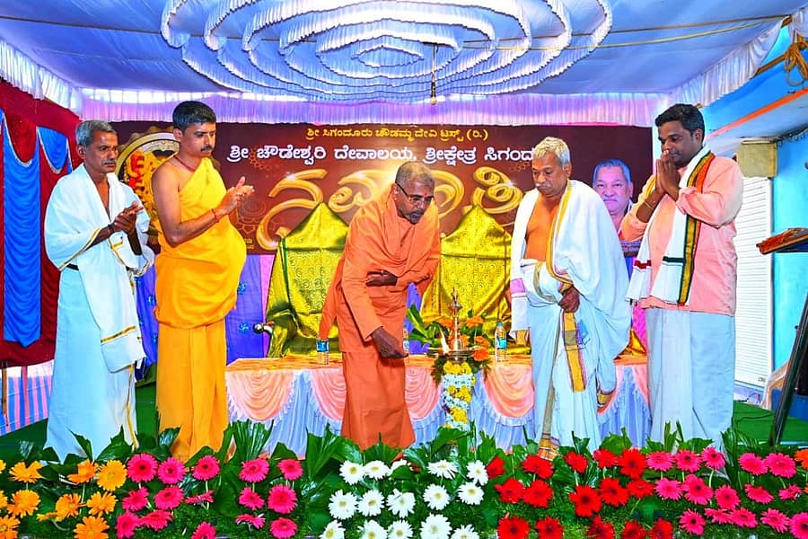 ಸಿಗಂದೂರು ಚೌಡೇಶ್ವರಿ ದೇವಸ್ಥಾನದಲ್ಲಿ ನವರಾತ್ರಿ ಉತ್ಸವಕ್ಕೆ ಕೇರಳದ ಶಿವಗಿರಿ ಪೀಠದ ಸತ್ಯಾನಂದತೀರ್ಥ ಶ್ರೀಗಳು ಚಾಲನೆ ನೀಡಿದರು. ಧರ್ಮಾಧಿಕಾರಿ ಎಸ್.ರಾಮಪ್ಪ ಇದ್ದರು.