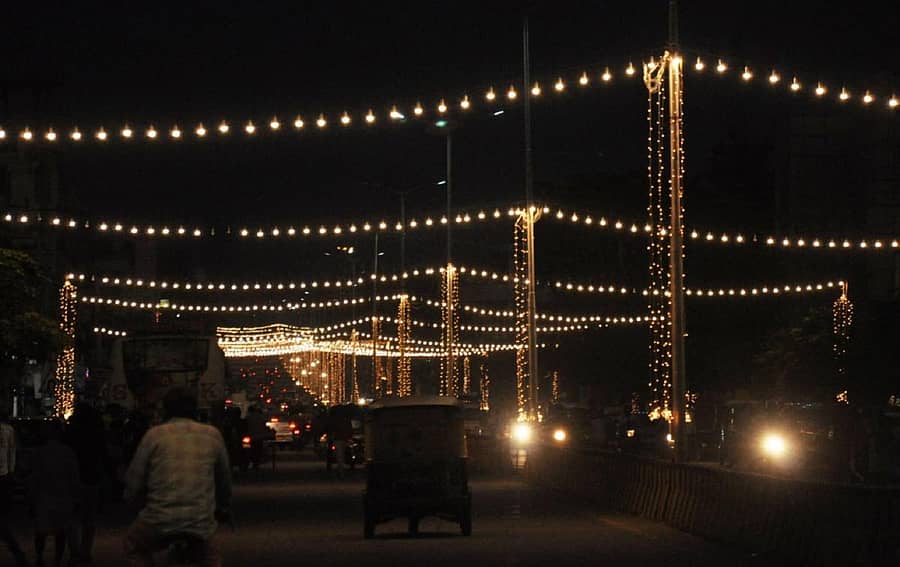 ಜಿಲ್ಲಾ ದಸರಾ ಅಂಗವಾಗಿ ಚಾಮರಾಜನಗರದ ಬಿ.ರಾಚಯ್ಯ ಜೋಡಿ ರಸ್ತೆಯು ವಿದ್ಯುತ್ ದೀಪಗಳ ಅಲಂಕಾರದಿಂದ ಜಗಮಗಿಸುತ್ತಿದೆ