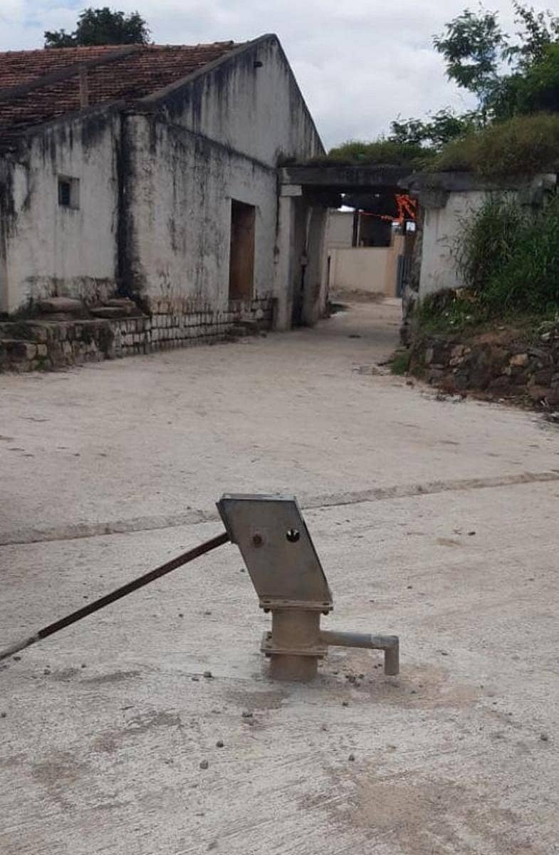 ಹೊಸದುರ್ಗ ತಾಲ್ಲೂಕಿನ ಆನಿವಾಳ ಗ್ರಾಮದಲ್ಲಿ ಕೊಳವೆಬಾವಿ ಇರುವ ಜಾಗದಲ್ಲೇ ರಸ್ತೆ ಅಭಿವೃದ್ಧಿ ಕಾಮಗಾರಿ ಕೈಗೊಂಡಿರುವುದು