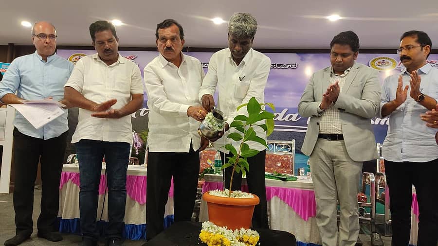 ಗೋಕರ್ಣದಲ್ಲಿ ಮಂಗಳವಾರ ನಡೆದ ವಿಶ್ವ ಪ್ರವಾಸೋದ್ಯಮ ದಿನದ ಕಾರ್ಯಕ್ರಮವನ್ನು ಜಿಲ್ಲಾ ಉಸ್ತುವಾರಿ ಸಚಿವ ಕೋಟ ಶ್ರೀನಿವಾಸ ಪೂಜಾರಿ ಉದ್ಘಾಟಿಸಿದರು