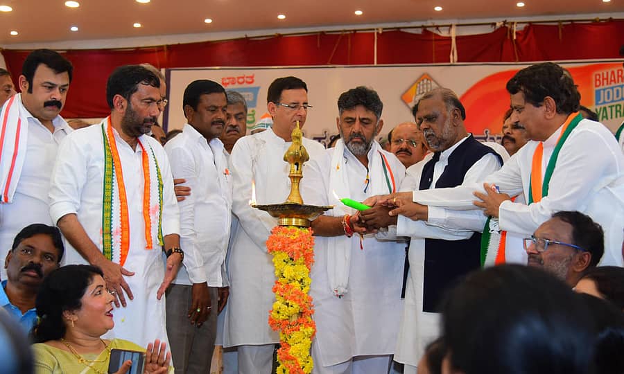 ಚಿತ್ರದುರ್ಗದ ತಿರುಮಲಾ ಕಲ್ಯಾಣ ಮಂಪಟದಲ್ಲಿ ಮಂಗಳವಾರ ಹಮ್ಮಿಕೊಂಡಿದ್ದ ಭಾರತ್‌ ಜೋಡೊ ಯಾತ್ರೆಯ ದಾವಣಗೆರೆ–ಚಿತ್ರದುರ್ಗ ಜಿಲ್ಲಾ ಉಸ್ತುವಾರಿಗಳ ಸಭೆಯನ್ನು ಕೆಪಿಸಿಸಿ ಅಧ್ಯಕ್ಷ ಡಿ.ಕೆ.ಶಿವಕುಮಾರ್‌ ಉದ್ಘಾಟಿಸಿದರು. ಎಐಸಿಸಿ ಮುಖಂಡ ಮಯೂರ್ ಜಯಕುಮಾರ್, ಕೆಪಿಸಿಸಿ ಕಾರ್ಯಾಧ್ಯಕ್ಷ ಸಲೀಂ ಅಹ್ಮದ್, ರಾಜ್ಯ ಕಾಂಗ್ರೆಸ್‌ ಉಸ್ತುವಾರಿ ರಣದೀಪ್‌ ಸಿಂಗ್‌ ಸುರ್ಜೇವಾಲಾ, ಕೆಪಿಸಿಸಿ ಉಪಾಧ್ಯಕ್ಷರಾದ ಎಚ್‌.ಆಂಜನೇಯ, ಬಿ.ಎನ್. ಚಂದ್ರಪ್ಪ ಇದ್ದಾರೆ.