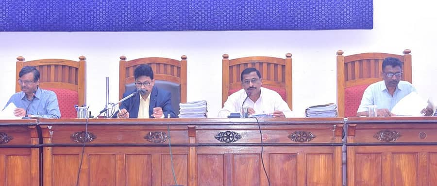 ಶೈಕ್ಷಣಿಕ ಮಂಡಳಿ ಸಭೆಯಲ್ಲಿ ಪ್ರೊ.ಪಿ.ಎಸ್.ಯಡಪಡಿತ್ತಾಯ ಮಾತನಾಡಿದರು. ಹಣಕಾಸು ಅಧಿಕಾರಿ ಡಾ.ಕೆ.ಎಸ್.ಜಯಪ್ಪ, ಕುಲಸಚಿವ ಡಾ.ಕಿಶೋರ್ ಕುಮಾರ್ ಸಿ.ಕೆ ಹಾಗೂ ಕುಲಸಚಿವ (ಮೌಲ್ಯಮಾಪನ) ಡಾ.ಪಿ.ಎಲ್.ಧರ್ಮ ಇದ್ದಾರೆ