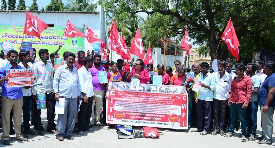 ಕಿಟ್ಗಳ ಖರೀದಿ ನಿಲ್ಲಿಸುವಂತೆ ಆಗ್ರಹಿಸಿ ಚಿತ್ರದುರ್ಗದ ಒನಕೆ ಓಬವ್ವ ವೃತ್ತದಲ್ಲಿ ಮಂಗಳವಾರ ಕಟ್ಟಡ ಮತ್ತು ಇತರೆ ನಿರ್ಮಾಣ ಕಾರ್ಮಿಕರ ಫೆಡರೇಷನ್ ಜಿಲ್ಲಾ ಘಟಕ ಪ್ರತಿಭಟನೆ ನಡೆಸಿತು.