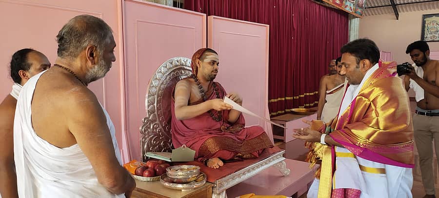ಶೃಂಗೇರಿ ಶಾರದಾ ಮಠಕ್ಕೆ ಮಂಗಳವಾರ ಆರೋಗ್ಯ ಸಚಿವ ಡಾ.ಕೆ.ಸುಧಾಕರ್ ಭೇಟಿ ನೀಡಿ ಮಠದ ಗುರುಗಳಾದ ವಿಧುಶೇಖರಭಾರತೀ ಸ್ವಾಮೀಜಿಗಳ ಆರ್ಶೀವಾದ ಪಡೆದರು.