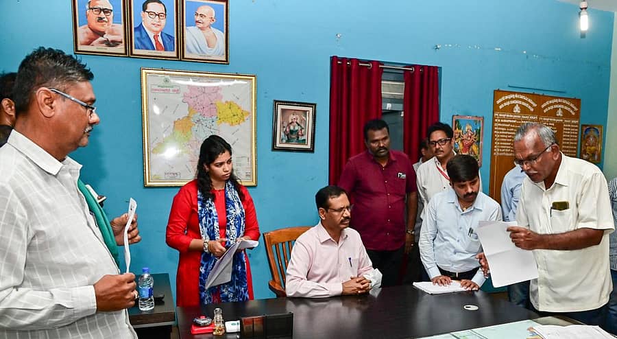 ದಾವಣಗೆರೆಯ ತಹಶೀಲ್ದಾರ್ ಕಚೇರಿಗೆ ಮಂಗಳವಾರ ಭೇಟಿ ನೀಡಿದ ಜಿಲ್ಲಾಧಿಕಾರಿ ಶಿವಾನಂದ ಕಾಪಶಿ ಅವರು ಸಾರ್ವಜನಿಕರಿಂದ ಅಹವಾಲು ಸ್ವೀಕರಿಸಿದರು. ತಹಶೀಲ್ದಾರ್ ಬಸನಗೌಡ ಕೋಟೂರ, ಭೂಸ್ವಾಧೀನಾಧಿಕಾರಿ ಭಾವನಾ ಬಸವರಾಜ, ರೈತ ಮುಖಂಡರಾದ ಬಲ್ಲೂರು ರವಿಕುಮಾರ್, ಸತೀಶ್ ಕೊಳೇನಹಳ್ಳಿ ಇದ್ದಾರೆ –ಪ್ರಜಾವಾಣಿ ಚಿತ್ರ