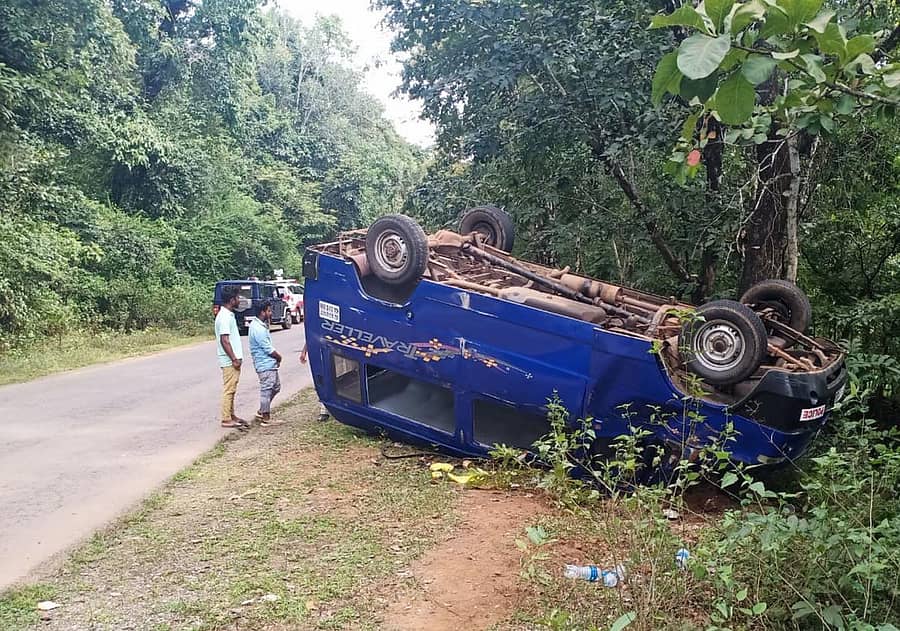 ಶಿರಸಿ ತಾಲ್ಲೂಕಿನ ತಾರಗೋಡ ಸಮೀಪ ಡಿ.ಎ.ಆರ್. ಪೊಲೀಸ್ ವ್ಯಾನ್ ಪಲ್ಟಿಯಾಗಿ ಬಿದ್ದಿರುವುದು.