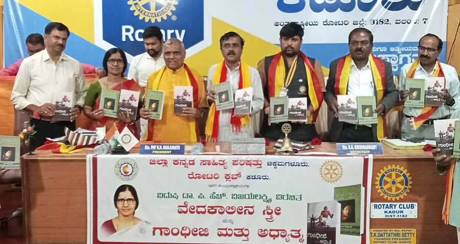 ಕಡೂರಿನಲ್ಲಿ ಲೇಖಕಿ ಡಾ.ವಿಜಯಲಕ್ಷ್ಮಿ ಅವರ ಎರಡು ಕೃತಿಗಳನ್ನು ಡಾ.ಹಿರೇಮಗಳೂರು ಕಣ್ಣನ್ ಬಿಡುಗಡೆಗೊಳಿಸಿದರು. ಸೂರಿ ಶ್ರೀನಿವಾಸ್, ಮಂಜುನಾಥ್, ಡಾ.ವೈ.ಸಿ.ನಂಜುಂಡಯ್ಯ ಇದ್ದರು.