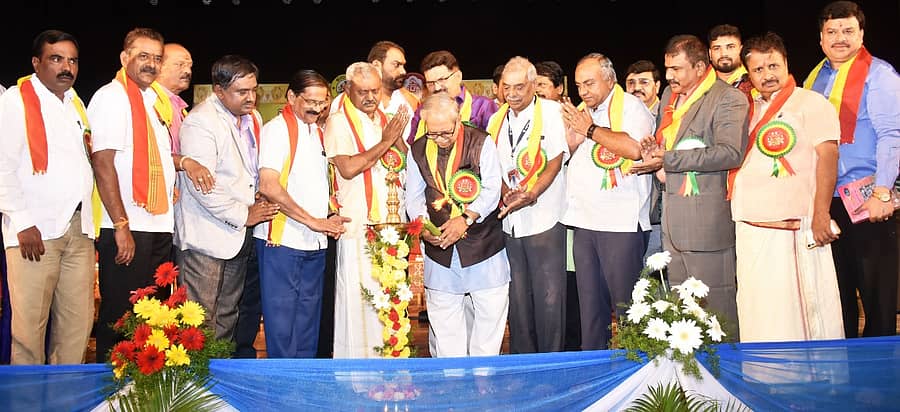 ಮೈಸೂರಿನ ಕಲಾಮಂದಿರದಲ್ಲಿ ಬುಧವಾರ ದಸರಾ ಕವಿಗೋಷ್ಠಿಯನ್ನು ಕವಿ ಡಾ.ದೊಡ್ಡರಂಗೇಗೌಡ ಉದ್ಘಾಟಿಸಿದರು. ಮಿರ್ಲೆ ಶ್ರೀನಿವಾಸಗೌಡ, ಡಾ.ಎಂ.ಜಿ.ಮಂಜುನಾಥ್, ಬಿ.ಆರ್.ಲಕ್ಷಣರಾವ್, ಎಸ್.ಟಿ.ಸೋಮಶೇಖರ್, ಪ್ರೊ.ಎಂ.ಕೃಷ್ಣೇಗೌಡ, ಶ್ರೀವತ್ಸ, ಎಚ್.ವಿ.ರಾಜೀವ ಇದ್ದರು