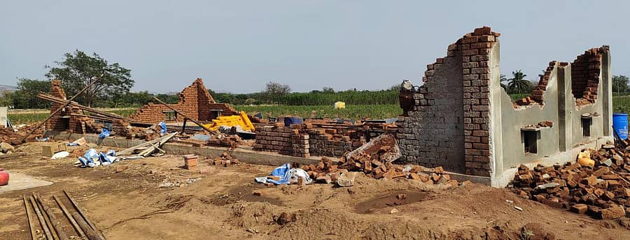 ಇತ್ತೀಚೆಗೆ ಸುರಿದ ಬಿರುಗಾಳಿ ಮಳೆಗೆ ಹಗರಿಬೊಮ್ಮನಹಳ್ಳಿ ತಾಲ್ಲೂಕಿನ ಬಲ್ಲಾಹುಣ್ಸಿಯ ನಿರ್ಮಾಣ ಹಂತದ ರೇಷ್ಮೆ ಮನೆ ಕುಸಿದು ಬಿದ್ದಿದೆ