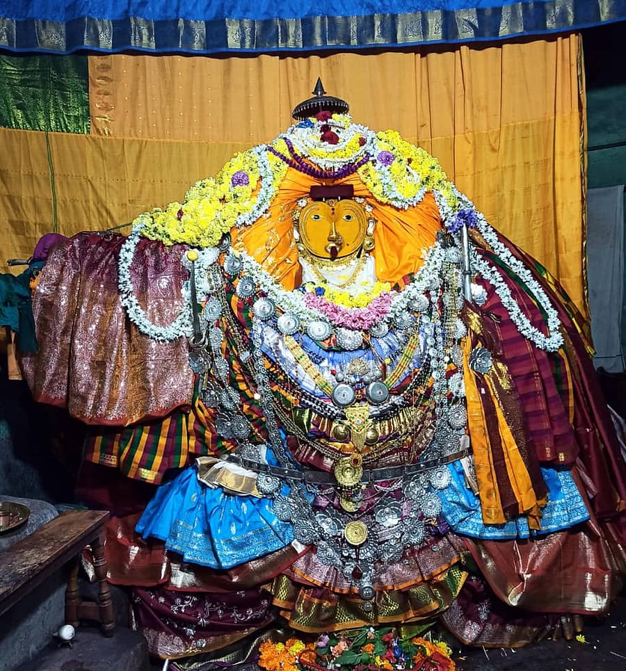 ಕರಿಕಾನ ಪರಮೇಶ್ವರಿ ದೇವಿಯ ಅಲಂಕೃತ ವಿಗ್ರಹ