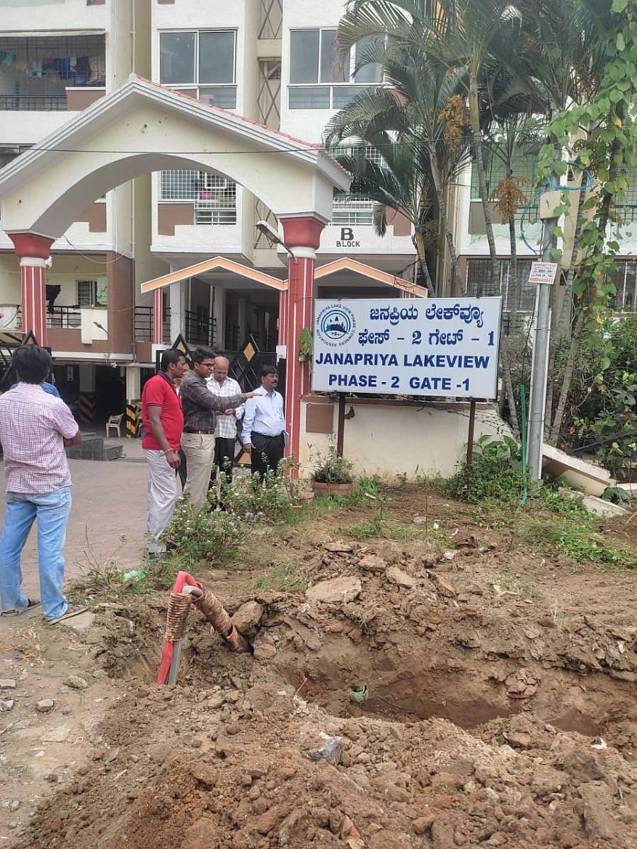 ಜನಪ್ರಿಯ ಲೇಕ್ ವ್ಯೂ ಅಪಾರ್ಟ್ಮೆಂಟ್ ಸಮುಚ್ಚಯದ ಬಳಿ ಅಧಿಕಾರಿಗಳು ಒತ್ತುವರಿ ತೆರವು ಕಾರ್ಯಾಚರಣೆ ನಡೆಸಿದರು