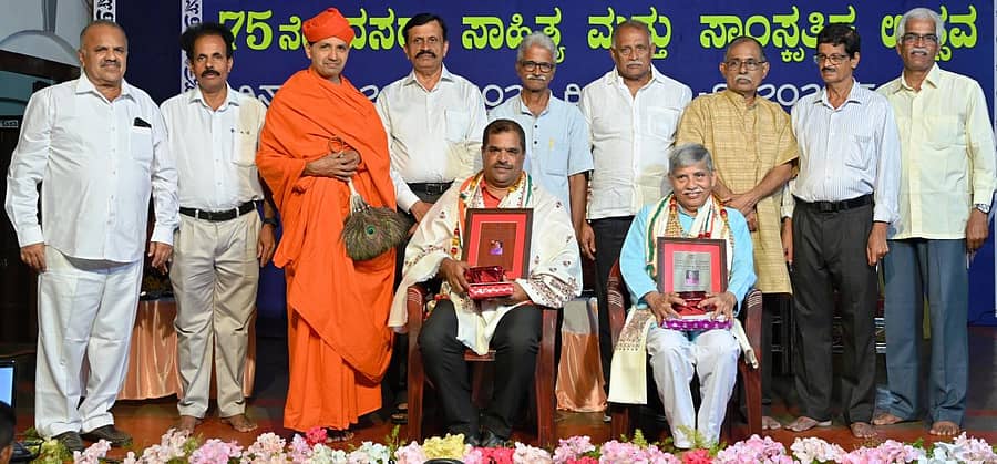 ಮೂಡುಬಿದಿರೆಯ ಸಮಾಜ ಮಂದಿರದಲ್ಲಿ ಬುಧವಾರ ನಡೆದ ದಸರಾ ಉತ್ಸವ ಸಮಾರಂಭದಲ್ಲಿ ಡಾ.ಸತ್ಯನಾರಾಯಣ ಮತ್ತು ಡಾ.ಗಜಾನನ ಶರ್ಮ ಅವರಿಗೆ ವರ್ಧಮಾನ ಪ್ರಶಸ್ತಿ ನೀಡಿ ಗೌರವಿಸಲಾಯಿತು. ಜೈನ ಮಠದ ಭಟ್ಟಾರಕ ಚಾರುಕೀರ್ತಿ ಸ್ವಾಮೀಜಿ, ಅಭಯಚಂದ್ರ ಜೈನ್, ಡಾ.ನಾ ಮೊಗಸಾಲೆ ಇದ್ದರು.