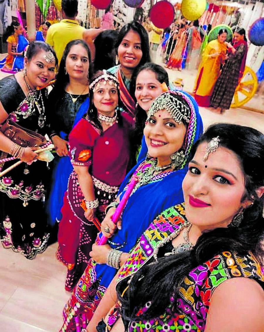 ದಾಂಡಿಯಾ ದಿಸಿರು ತೊಟ್ಟ ಮಹಿಳೆಯರು