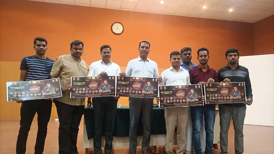 ಮೈಸೂರಿನಲ್ಲಿ ಯುವ ದಸರಾ ಉಪ ಸಮಿತಿಯವರು ಸ್ಯಾಂಡಲ್ವುಡ್ ನೈಟ್ ಕಾರ್ಯಕ್ರಮದ ಪ್ರಚಾರ ಸಾಮಗ್ರಿಯನ್ನು ಗುರುವಾರ ಬಿಡುಗಡೆ ಮಾಡಿದರು