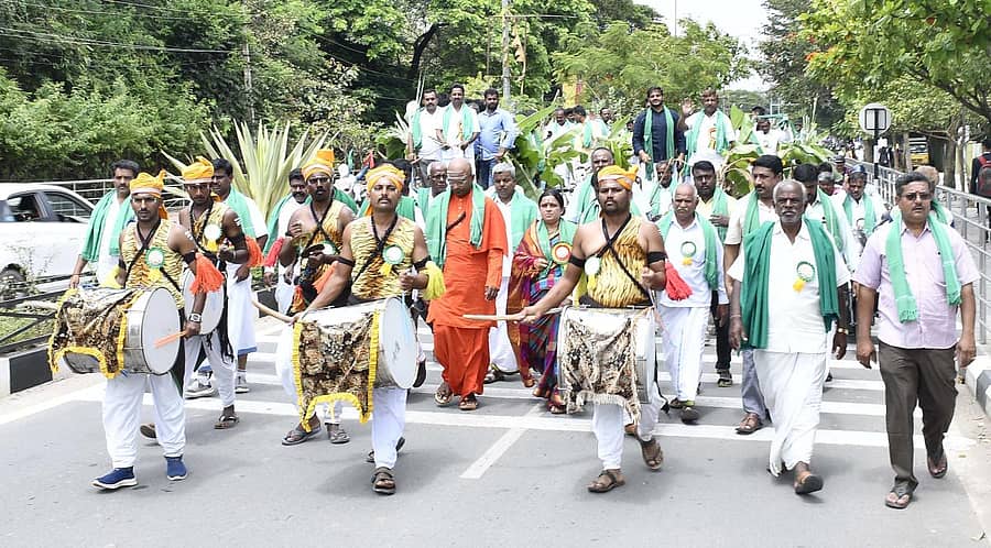 ಶಿವಮೊಗ್ಗದಲ್ಲಿ ಗುರುವಾರ ರೈತ ದಸರಾ ಕಾರ್ಯಕ್ರಮಕ್ಕೂ ಮುನ್ನ ಸೈನ್ಸ್ ಮೈದಾನದಿಂದ ಎತ್ತಿನ ಗಾಡಿ, ಟಿಲ್ಲರ್, ಟ್ರ್ಯಾಕ್ಟರ್ಗಳೊಂದಿಗೆ ಗುರುವಾರ ರೈತರಿಂದ ಅಕರ್ಷಕ ಜಾಥಾ ಹಮ್ಮಿಕೊಳ್ಳಲಾಗಿತ್ತು. ಈ ವೇಳೆ ಬಸವ ಕೇಂದ್ರದ ಡಾ.ಬಸವ ಮರುಳಸಿದ್ಧ ಸ್ವಾಮೀಜಿ, ಪ್ರಗತಿಪರ ರೈತ ಮಹಿಳೆ ಕವಿತಾ ಮಿಶ್ರಾ ಇದ್ದರು.