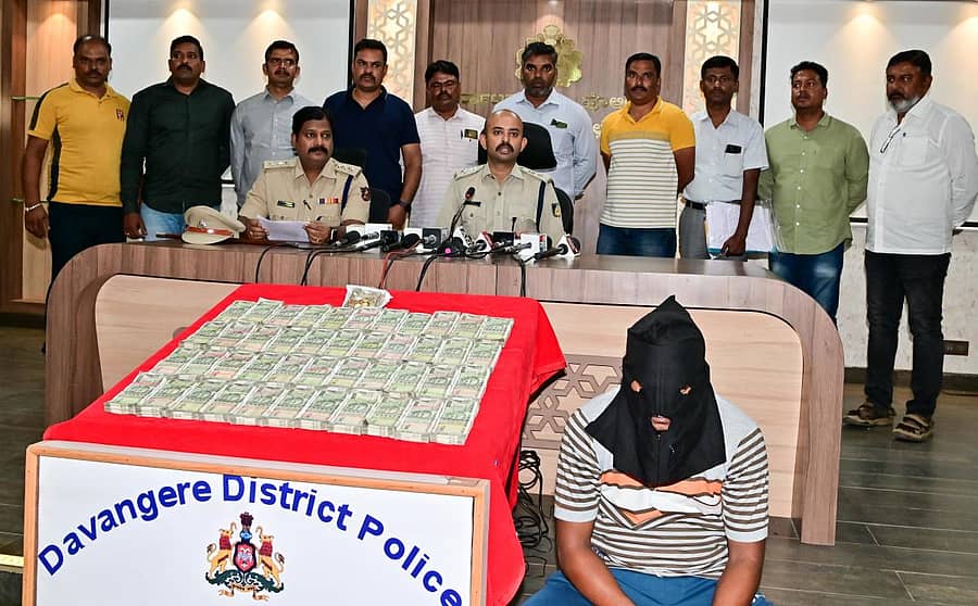 ದಾವಣಗೆರೆಯ ಜಿಲ್ಲಾ ಪೊಲೀಸ್ ವರಿಷ್ಠಾಧಿಕಾರಿ ಕಚೇರಿಯಲ್ಲಿ ನಕಲಿ ಬಂಗಾರ ಪ್ರಕರಣ ಸಂಬಂಧ ಆರೋಪಿಯನ್ನು ಬಂಧಿಸಿದ್ದು, ನಗದು ವಶಪಡಿಸಿಕೊಂಡ ಬಗ್ಗೆ ಜಿಲ್ಲಾ ಪೊಲೀಸ್ ವರಿಷ್ಠಾಧಿಕಾರಿ ಸಿ.ಬಿ. ರಿಷ್ಯಂತ್ ಮಾಹಿತಿ ನೀಡಿದರು. ಎಎಸ್‌ಪಿ ಆರ್.ಬಿ.ಬಸರಗಿ ಹಾಗೂ ಕಾರ್ಯಾಚರಣೆ ನಡೆಸಿದ ಪೊಲೀಸರು ಇದ್ದಾರೆ.