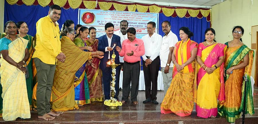 ದಾವಣಗೆರೆಯ ಕುವೆಂಪು ಕನ್ನಡ ಭವನದಲ್ಲಿ ಆಯೋಜಿಸಿದ್ದ ಡಾ. ಮಹಾಂತ ಶಿವಾಚಾರ್ಯ ಸ್ವಾಮೀಜಿಯವರ 85ನೇ ವರ್ಷದ ಜಯಂತ್ಯುತ್ಸವ ಗುರುನಮನ ಕಾರ್ಯಕ್ರಮವನ್ನು ದಾವಣಗೆರೆ ವಿಶ್ವವಿದ್ಯಾಲಯದ ಕುಲಪತಿ ಪ್ರೊ.ಬಿ.ಡಿ. ಕುಂಬಾರ ಉದ್ಘಾಟಿಸಿದರು.