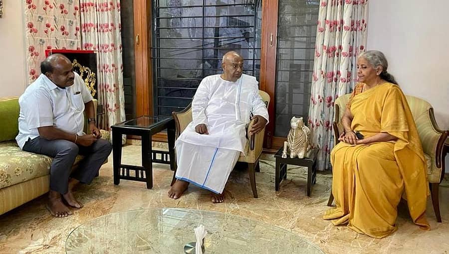 ಕೇಂದ್ರ ಹಣಕಾಸು ಸಚಿವೆ ನಿರ್ಮಲಾ ಸೀತಾರಾಮನ್ ಅವರು ಜೆಡಿಎಸ್ ರಾಷ್ಟ್ರೀಯ ಅಧ್ಯಕ್ಷ ಎಚ್.ಡಿ.ದೇವೇಗೌಡ ಅವರನ್ನು ಭೇಟಿ ಮಾಡಿದ್ದಾರೆ.