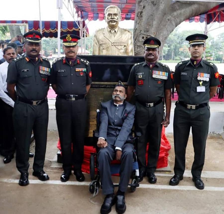 ನಗರದ ಎಂಇಜಿ ಕೇಂದ್ರದಲ್ಲಿ ಶುಕ್ರವಾರ ನಡೆದ 242ನೇ ಮದ್ರಾಸ್ ಸ್ಯಾಪರ್ಸ್ ದಿನಾಚರಣೆ ಕಾರ್ಯಕ್ರಮದಲ್ಲಿ ನಿವೃತ್ತ ಕ್ಯಾಪ್ಟನ್ ಗೋವಿಂದಸ್ವಾಮಿ ಅವರ ಪುತ್ಥಳಿಯನ್ನು ’ಎಂಇಜಿ ಡ್ರಿಲ್ ಸ್ಕ್ವೇರ್’ ಮೈದಾನದಲ್ಲಿ ಸ್ವತಃ ಅವರೇ ಅನಾವರಣಗೊಳಿಸಿದರು. ಕಮಾಂಡಂಟ್ ಬ್ರಿಗೇಡಿಯರ್ ಶಲಭ್ ಗುಪ್ತಾ ಇದ್ದರು.