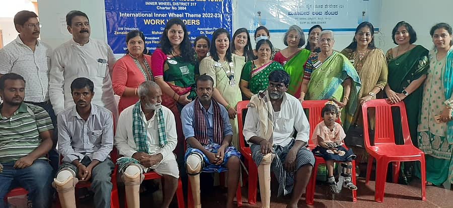 ಇನ್ನರ್ ವೀಲ್ ಕ್ಲಬ್ ಆಫ್‌ ಹುಬ್ಬಳ್ಳಿ ಮಿಡ್ ಟೌನ್ ಮತ್ತು ಮಹಾವೀರ ಲಿಂಬ್ ಸೆಂಟರ್ ಸಹಯೋಗದಲ್ಲಿ ಹುಬ್ಬಳ್ಳಿಯ ಕಿಮ್ಸ್ ಆಸ್ಪತ್ರೆ ಆವರಣದಲ್ಲಿರುವ ಇನ್ಫೊಸಿಸ್ ಧರ್ಮಶಾಲೆಯಲ್ಲಿ ಶುಕ್ರವಾರ ಅಂಗವಿಕಲರಿಗೆ ಕೃತಕ ಕಾಲು ಜೋಡಣೆ ಶಿಬಿರ ಜರುಗಿತು