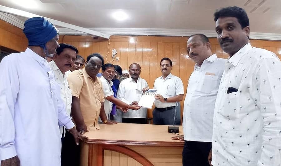ಬೀದರ್‌ನಲ್ಲಿ ಪರಿಶಿಷ್ಟ ಜಾತಿ ಮತ್ತು ಪರಿಶಿಷ್ಟ ಪಂಗಡದ ಮೀಸಲಾತಿ ಪ್ರಮಾಣ ಹೆಚ್ಚಳಕ್ಕೆ ಕ್ರಮ ಕೈಗೊಳ್ಳಲು ಒತ್ತಾಯಿಸಿ ವಾಲ್ಮೀಕಿ ಜಯಂತಿ ಪೂರ್ವಭಾವಿ ಸಿದ್ಧತಾ ಸಭೆಯನ್ನು ಬಹಿಷ್ಕರಿಸಿದ ಕರ್ನಾಟಕ ಸ್ವಾಭಿಮಾನಿ ಎಸ್.ಸಿ, ಎಸ್.ಟಿ. ಸಂಘಟನೆಗಳ ಒಕ್ಕೂಟ ಮತ್ತು ಮೀಸಲಾತಿ ಹೆಚ್ಚಳ ಹೋರಾಟ ಸಮಿತಿಯ ಪ್ರಮುಖರು ಹೆಚ್ಚುವರಿ ಜಿಲ್ಲಾಧಿಕಾರಿ ಶಿವಕುಮಾರ ಶೀಲವಂತ ಅವರಿಗೆ ಮನವಿ ಪತ್ರ ಸಲ್ಲಿಸಿದರು