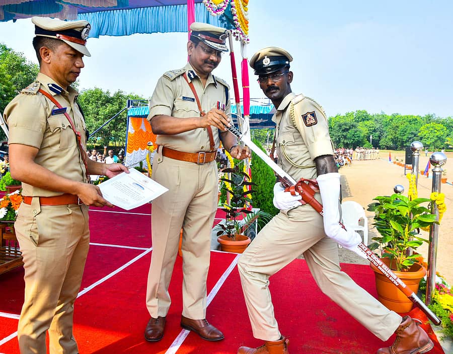 ಬೆಂಗಳೂರಿನ ಪೊಲೀಸ್ ತರಬೇತಿ ವಿಭಾಗದ ಡಿಜಿಪಿ ಡಾ.ಪಿ.ರವೀಂದ್ರನಾಥ್ ಅವರು ಆಲ್‌ರೌಂಡರ್ ಪ್ರಶಸ್ತಿ ಪಡೆದ ಹಾಸನದ ಭೈರೇಶ್ ಕೆ.ಎಸ್. ಅವರಿಗೆ ಗೃಹಸಚಿವರ ಹೆಸರಿನಲ್ಲಿ ನೀಡಲಾಗುವ ಖಡ್ಗವನ್ನು ಬಹುಮಾನವಾಗಿ ನೀಡಿದರು. ಪೊಲೀಸ್‌ ತರಬೇತಿ ಮಹಾವಿದ್ಯಾಲಯದ ಪ್ರಾಂಶುಪಾಲ ಯಡಾ ಮಾರ್ಟೀನ್‌ ಮಾರ್ಬನ್ಯಾಂಗ್‌ ಇದ್ದಾರೆ