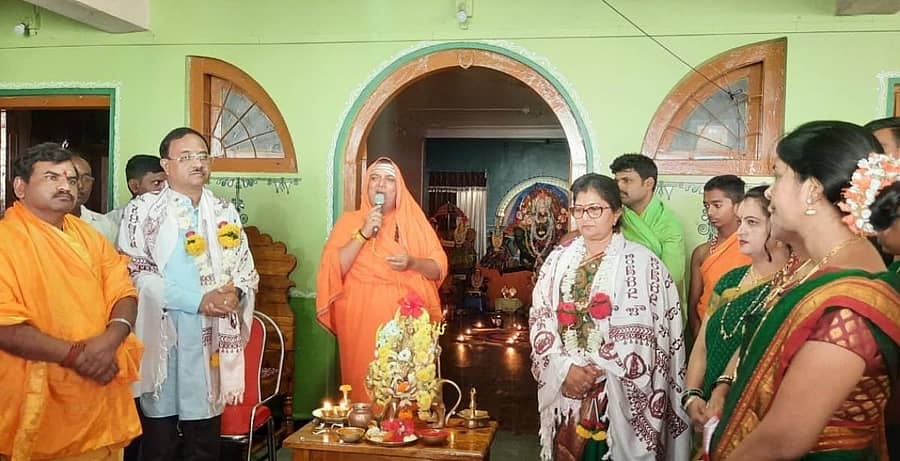 ಹುಕ್ಕೇರಿ ಹಿರೇಮಠದ ದಸರಾ ಮಹೋತ್ಸವದಲ್ಲಿ ಶುಕ್ರವಾರ ದೇವಿಗೆ ಕುಂಕುಮಾರ್ಚನೆ ಮಾಡುವ ಕಾರ್ಯಕ್ಕೆ ಚಾಲನೆ ನೀಡಿದ ಮುಜರಾಯಿ ಸಚಿವೆ ಶಶಿಕಲಾ ಜೊಲ್ಲೆ ಹಾಗೂ ಸಂಸದ ಅಣ್ಣಾಸಾಹೇಬ್ ಜೊಲ್ಲೆ ಅವರನ್ನು ಶ್ರೀಗಳು ಸನ್ಮಾನಿಸಿದರು