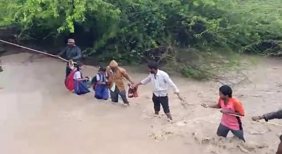 ತೆಲಸಂಗದಲ್ಲಿ ಗುರುವಾರ ಡೋಣಿ ಹಳ್ಳದ ಸೇತುವೆ ಕೊಚ್ಚಿ ಹೋಗಿದ್ದರಿಂದ ಶಾಲಾ ಮಕ್ಕಳನ್ನು ಹಗ್ಗದ ನೆರವಿನಿಂದ ದಾಟಿಸಲಾಯಿತು