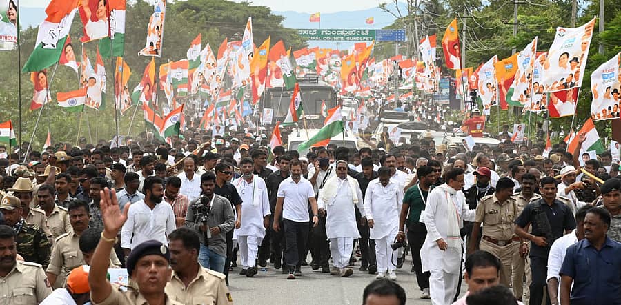 ಚಾಮರಾಜನಗರ ಜಿಲ್ಲೆಯ ಗುಂಡ್ಲುಪೇಟೆ ತಲುಪಿದ ಭಾರತ್ ಜೋಡೊ ಯಾತ್ರೆಯಲ್ಲಿ ಕೆಪಿಸಿಸಿ ಅಧ್ಯಕ್ಷ ಡಿ.ಕೆ. ಶಿವಕುಮಾರ್, ಪಕ್ಷದ ನಾಯಕ ರಾಹುಲ್ ಗಾಂಧಿ, ವಿರೋಧ ಪಕ್ಷದ ನಾಯಕ ಸಿದ್ದರಾಮಯ್ಯ, ಶಾಸಕ ಜಿ. ಪರಮೇಶ್ವರ, ಪಕ್ಷದ ರಾಜ್ಯ ಉಸ್ತುವಾರಿ ರಣದೀಪ್ ಸಿಂಗ್ ಸುರ್ಜೇವಾಲಾ ಮತ್ತು ಕಾರ್ಯಕರ್ತರು ಪಾಲ್ಗೊಂಡಿದ್ದರು -ಪ್ರಜಾವಾಣಿ ಚಿತ್ರ/ ಎಂ.ಎಸ್. ಮಂಜುನಾಥ್