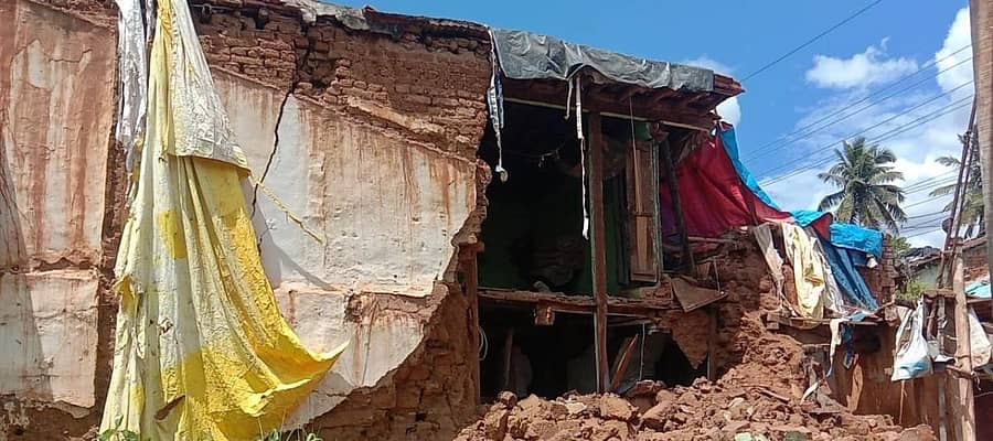 ಹುಬ್ಬಳ್ಳಿಯಲ್ಲಿ ಸುರಿದ ಧಾರಾಕಾರ ಮಳೆಗೆ ಹಳೇ ಹುಬ್ಬಳ್ಳಿಯ ಮನೆಯೊಂದು ಕುಸಿದಿರುವುದು (ಎಡಚಿತ್ರ) ಕೊಪ್ಪಳ ಜಿಲ್ಲೆಯ ಯಲಬುರ್ಗಾ ತಾಲ್ಲೂಕಿನ ತಲ್ಲೂರು ಗ್ರಾಮದಲ್ಲಿ ಯಶೋಮಾರ್ಗ ಫೌಂಡೇಷನ್ ಅಭಿವೃದ್ಧಿಪಡಿಸಿದ ಕೆರೆ ಕೋಡಿ ಬಿದ್ದಿರುವುದು