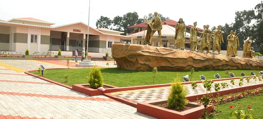 ವಿಜಯಪುರ ನಗರದ ಜಿಲ್ಲಾ ಪಂಚಾಯ್ತಿ ಕಚೇರಿ ಸಮೀಪ ನಿರ್ಮಾಣವಾಗಿರುವ ಗಾಂಧಿ ಭವನ–ಪ್ರಜಾವಾಣಿ ಚಿತ್ರ: ಸಂಜೀವ ಅಕ್ಕಿ