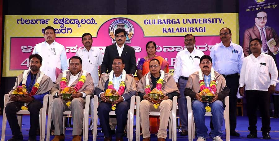 ಗುಲಬರ್ಗಾ ವಿ.ವಿ. ಸಂಸ್ಥಾಪನಾ ದಿನಾಚರಣೆ ಕಾರ್ಯಕ್ರಮದಲ್ಲಿ ಪ್ರೊ. ಶಾಹೀದ್ ಪಾಶಾ,  ಎಚ್‌.ಟಿ. ಪೋತೆ, ‍ಪ್ರೊ. ದಯಾನಂದ ಅಗಸರ, ಪ್ರೊ.ವೆಂಕಟರಮಣ, ಹಣಮಂತ ಜಂಗೆ ಅವರನ್ನು ಪ್ರೊ. ವೆಂಕಟೇಶ್ವರಲು ಸನ್ಮಾನಿಸಿದರು