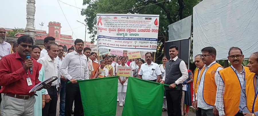 ರಾಯಚೂರು ಜಿಲ್ಲಾಧಿಕಾರಿ ಕಚೇರಿಯ ಆವರಣದಲ್ಲಿ ಜಿಲ್ಲಾಧಿಕಾರಿ ಎಲ್‌.ಚಂದ್ರಶೇಖರ್‌ ನಾಯಕ ಹಾಗೂ ಜಿಲ್ಲಾ ಪಂಚಾಯಿತಿ ಮುಖ್ಯ ಕಾರ್ಯನಿರ್ವಾಹಕ ಅಧಿಕಾರಿ ಶಶಿಧರ್‌ ಕುರೇರ್ ಅವರು ರಾಷ್ಟ್ರೀಯ ಸ್ವಯಂ ಪ್ರೇರಿತ ರಕ್ತದಾನ ದಿನಾಚರಣೆ ಜಾಥಾಗೆ ಹಸಿರುನಿಶಾನೆ ತೋರಿಸಿದರು.