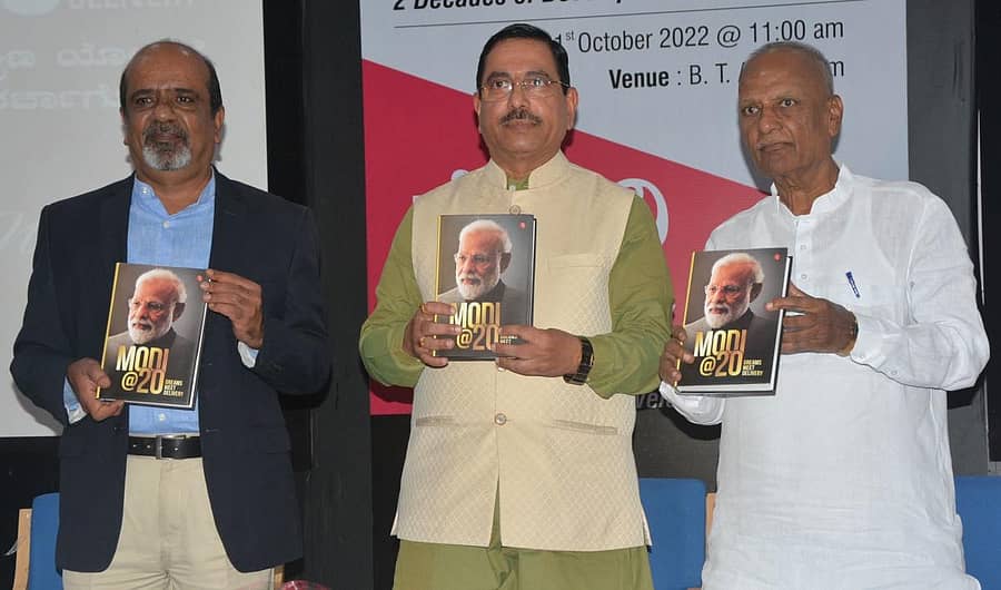 ಹುಬ್ಬಳ್ಳಿಯ ಬಿವಿಬಿ ಕಾಲೇಜಿನ ಬಯೋಟೆಕ್‌ ಹಾಲ್‌ನಲ್ಲಿ ಶನಿವಾರ ಕೇಂದ್ರ ಸಚಿವ ಪ್ರಲ್ಹಾದ ಜೋಶಿ ‘ಮೋದಿ@20’ ಪುಸ್ತಕ ಬಿಡುಗಡೆ ಮಾಡಿದರು. ಅಶೋಕ ಶೆಟ್ಟರ್‌, ಶಂಕರಣ್ಣ ಮುನವಳ್ಳಿ ಇದ್ದಾರೆ