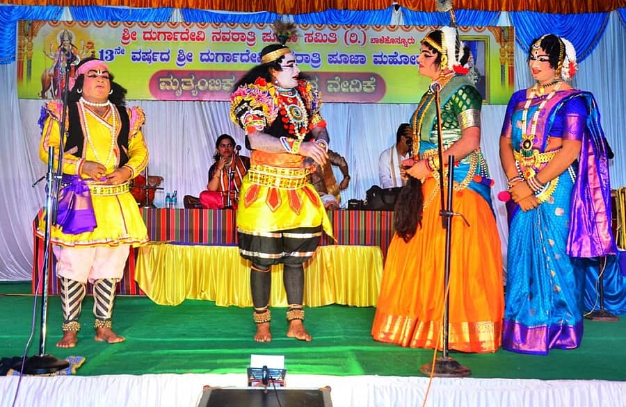 ಬಾಳೆಹೊನ್ನೂರಿನ ದುರ್ಗಾದೇವಿ ನವರಾತ್ರಿ ಪೂಜಾ ಸಮಿತಿ ಆಯೋಜಿಸಿರುವ ಶರನ್ನವರಾತ್ರಿ ಮಹೋತ್ಸವದಲ್ಲಿ ಶುಕ್ರವಾರ ಭಾಗವತ ಪಟ್ಲ ಸತೀಶ್‍ ಶೆಟ್ಟಿ ನೇತೃತ್ವದ ತೆಂಕುತಿಟ್ಟಿನ ಕಲಾವಿದರಿಂದ ಯಕ್ಷಗಾನ ಪ್ರಸಂಗ ನಡೆಯಿತು. 