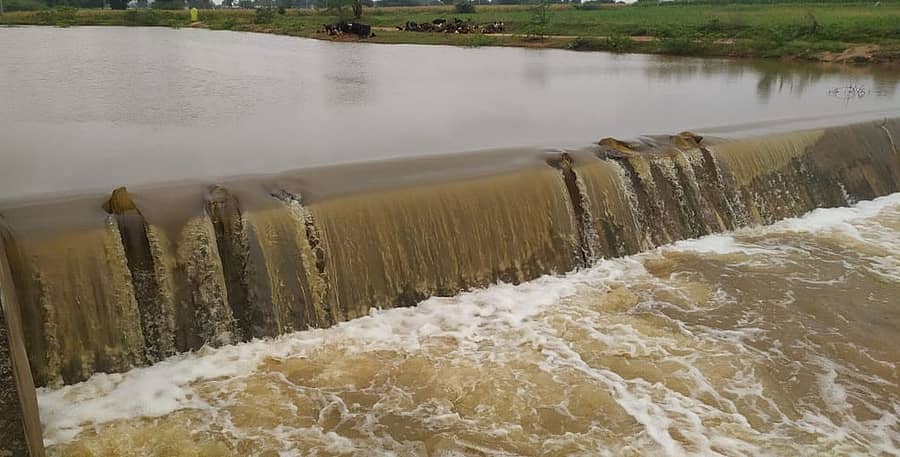 ಕೊಪ್ಪಳ ತಾಲ್ಲೂಕಿನ ಇರಕಲ್ಗಡ ಹೋಬಳಿಯ ಹನುಮನಹಟ್ಟಿ ಗ್ರಾಮದ ಕೆರೆ ಕೋಡಿ ಬಿದ್ದಿರುವ ಚಿತ್ರಣ