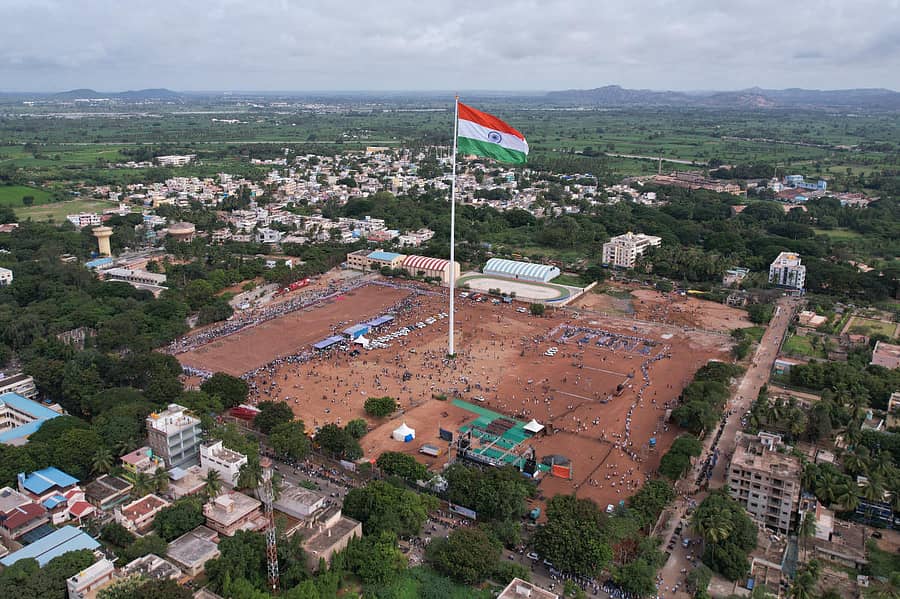 ಹೊಸಪೇಟೆ ಜಿಲ್ಲಾ ಕ್ರೀಡಾಂಗಣದಲ್ಲಿ  450 ಅಡಿ ಎತ್ತರದ ಭಾರತದ ಅತಿ ದೊಡ್ಡ ಧ್ವಜಸ್ತಂಭ