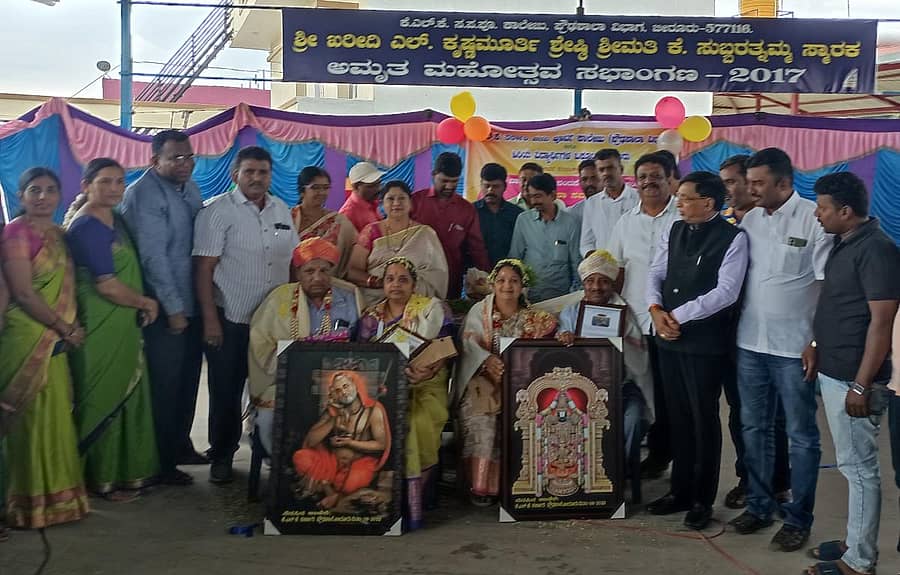 ಬೀರೂರು ಕೆಎಲ್ಕೆ ಸರ್ಕಾರಿ ಪ್ರೌಢಶಾಲೆಯಲ್ಲಿ ಶುಕ್ರವಾರ ನಡೆದ ಕಾರ್ಯಕ್ರಮದಲ್ಲಿ ಶಾಲೆಯ ಅಭಿವೃದ್ಧಿಗೆ ನೆರವಾದ ವೆಂಕಟೇಶ ಜಿ.ಒಡೆಯರ್, ಕೆ.ಕೆ.ನಾಗರಾಜ್ ಕುಟುಂಬವನ್ನು ವಿಧಾನ ಪರಿಷತ್ ಸದಸ್ಯ ಎಸ್.ಎಲ್.ಭೋಜೇಗೌಡ ಸನ್ಮಾನಿಸಿದರು. ಪುರಸಭಾಧ್ಯಕ್ಷ ಎಂ.ಪಿ.ಸುದರ್ಶನ್, ಬಿ.ಆರ್.ಮೋಹನಕುಮಾರ್, ಪುಷ್ಪಾಂಜಲಿ, ಹೊಸೂರು ಪುಟ್ಟರಾಜು ಇದ್ದರು.