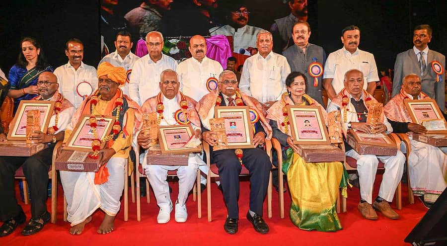 ಬೆಂಗಳೂರಿನಲ್ಲಿ ಶನಿವಾರ ಆಯೋಜಿಸಿದ್ದ ವಿಶ್ವ ಹಿರಿಯ ನಾಗರಿಕರ ದಿನಾಚರಣೆ ಕಾರ್ಯಕ್ರಮದಲ್ಲಿ (ಕುಳಿತವರು ಎಡದಿಂದ) ಡಾ.ಕೋಡೂರು, ಅಂಕಡಪ್ಪ ಅಂಬಾಜಿ ಸುಗತೇಕರ, ಡಾ.ಬಿ.ಕೆ. ಬಸವರಾಜ ರಾಜಋಷಿ, ಬೋಪಯ್ಯ, ವಿಜಯ ರಮೇಶ್, ಕೆ.ಜಿ.ಕುಲಕರ್ಣಿ, ಸಾವಿತ್ರಮ್ಮ ರಾಮ ಶರ್ಮ ಸೇವಾ ಟ್ರಸ್ಟ್ ಮುಖ್ಯಸ್ಥರಿಗೆ 2022ನೇ ಸಾಲಿನ ರಾಜ್ಯ ಪ್ರಶಸ್ತಿ ನೀಡಿ ಗೌರವಿಸಲಾಯಿತು. ಮುಖ್ಯಮಂತ್ರಿ ಬಸವರಾಜ ಬೊಮ್ಮಾಯಿ, ಹಿರಿಯ ನಾಗರಿಕರ ಸಬಲೀಕರಣ ಇಲಾಖೆ ಕಾರ್ಯದರ್ಶಿ ಎನ್. ಮಂಜುಳಾ, ಸಚಿವರಾದ ಶಂಕರ ಪಾಟೀಲ ಮುನೇನಕೊಪ್ಪ, ಆಚಾರ್ಯ ಹಾಲಪ್ಪ ಬಸಪ್ಪ, ವಿ.ಸೋಮಣ್ಣ, ಶಾಸಕ ಉದಯ ಗರುಡಾಚಾರ್, ರವಿ ಸುಬ್ರಮಣ್ಯ ಇದ್ದಾರೆ –ಪ್ರಜಾವಾಣಿ ಚಿತ್ರ.