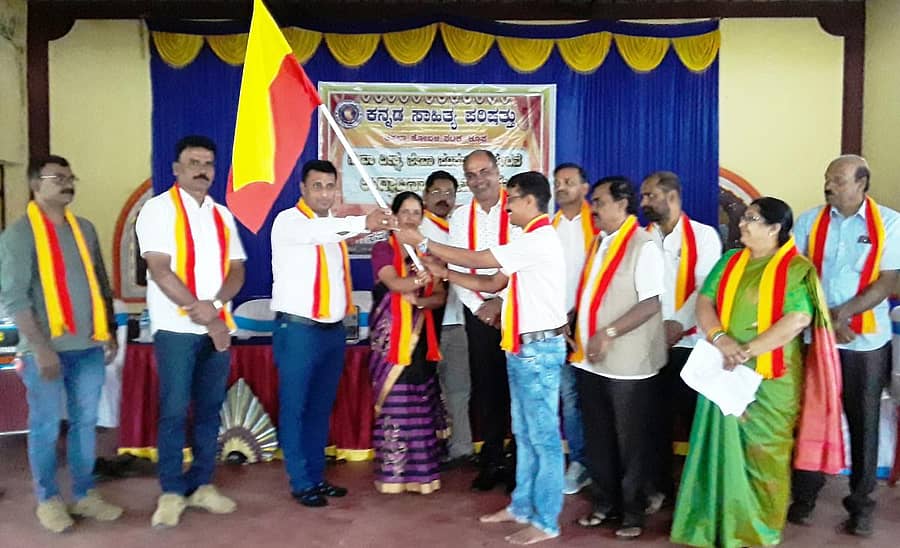 ಕೊಪ್ಪ ತಾಲ್ಲೂಕು ಕಸಾಬಾ ಹೋಬಳಿ ಕನ್ನಡ ಸಾಹಿತ್ಯ ಪರಿಷತ್ ನೂತನ ಅಧ್ಯಕ್ಷ ಕೆ.ಎಸ್.ಹೇಮಂತ ಶೆಟ್ಟಿ ಅವರಿಗೆ ಪರಿಷತ್ ನ ನಿಕಟಪೂರ್ವಾಧ್ಯಕ್ಷ ನಟರಾಜ್ ಗೋಗಟೆ ಕನ್ನಡ ಬಾವುಟ ಹಸ್ತಾಂತರಿಸಿದರು. ಜಿಲ್ಲಾ ಘಟಕದ ಅಧ್ಯಕ್ಷ ಸೂರಿ ಶ್ರೀನಿವಾಸ್, ತಾಲ್ಲೂಕು ಘಟಕದ ಅಧ್ಯಕ್ಷೆ ಎಸ್.ಎನ್.ಚಂದ್ರಕಲಾ ಇದ್ದರು.