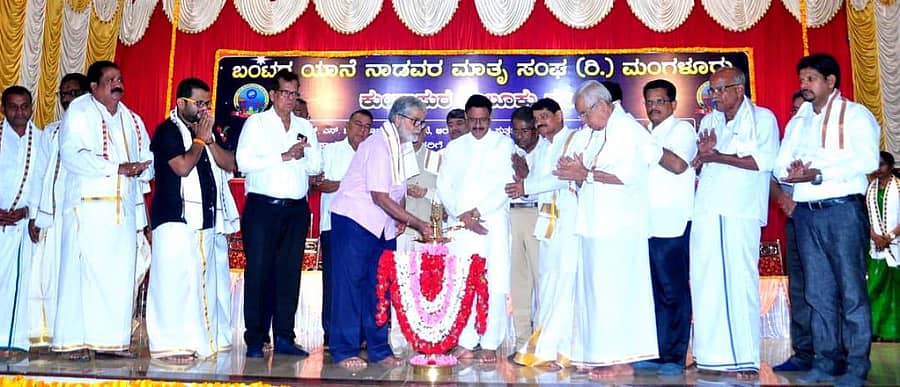 ಕುಂದಾಪುರದಲ್ಲಿ ಶನಿವಾರ ನವೀಕೃತ ಆರ್.ಎನ್.ಶೆಟ್ಟಿ ಸಭಾಭವನದ ಲೋಕಾರ್ಪಣೆ, ಆರ್.ಎನ್.ಶೆಟ್ಟಿ ಪುತ್ಥಳಿ ಅನಾವರಣ, ಯಡ್ತರೆ ಮಂಜಯ್ಯ ಶೆಟ್ಟಿ ಪ್ರಶಸ್ತಿ ಪ್ರದಾನ, ಸಾಧಕರಿಗೆ ಸಮ್ಮಾನ, ಅಶಕ್ತರಿಗೆ ಸಹಾಯ, ವಿದ್ಯಾರ್ಥಿ ವೇತನ ವಿತರಣಾ ಕಾರ್ಯಕ್ರಮವನ್ನು ವಿಧಾನ ಪರಿಷತ್ ಮಾಜಿ ಸಭಾಪತಿ ಕೆ. ಪ್ರತಾಪ್ಚಂದ್ರ ಶೆಟ್ಟಿ ಉದ್ಘಾಟಿಸಿದರು.