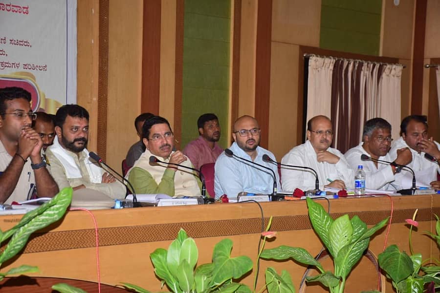 ಧಾರವಾಡದ ಜಿಲ್ಲಾಧಿಕಾರಿ ಕಚೇರಿಯಲ್ಲಿ ಶನಿವಾರ ನಡೆದ ಸಭೆಯಲ್ಲಿ ಪ್ರಲ್ಜಾದ ಜೋಶಿ ಮಾತನಾಡಿದರು. ಲೋಕೇಶ ಬಿ. ಜಗಲಾಸರ್, ಅಮೃತ ದೇಸಾಯಿ, ಗುರುದತ್ತ ಹೆಗಡೆ, ಡಾ. ಸುರೇಶ ಇಟ್ನಾಳ, ಅರವಿಂದ ಬೆಲ್ಲದ, ಈರೇಶ ಅಂಚಟಗೇರಿ ಇದ್ದಾರೆ.