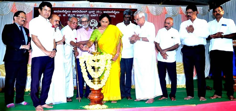 ಕುಂದಾಪುರ ತಾಲ್ಲೂಕಿನ ಅಮಾಸೆಬೈಲಿನಲ್ಲಿ ಶನಿವಾರ ನಡೆದ ‘ಕೊಡ್ಗಿ ನೆನಪು’ ಕಾರ್ಯಕ್ರಮವನ್ನು ಸಚಿವೆ ಶೋಭಾ ಕರಂದ್ಲಾಜೆ ಉದ್ಘಾಟಿಸಿದರು. ಸಚಿವ ಕೋಟ ಶ್ರೀನಿವಾಸ ಪೂಜಾರಿ, ಶಾಸಕರಾದ ಹಾಲಾಡಿ ಶ್ರೀನಿವಾಸ ಶೆಟ್ಟಿ, ಬಿ.ಎಂ.ಸುಕುಮಾರ ಶೆಟ್ಟಿ, ಮಾಜಿ ಶಾಸಕರಾದ ಕೆ.ಪ್ರತಾಪ್ಚಂದ್ರ ಶೆಟ್ಟಿ, ಬಿ.ಅಪ್ಪಣ್ಣ ಹೆಗ್ಡೆ ಇದ್ದರು.