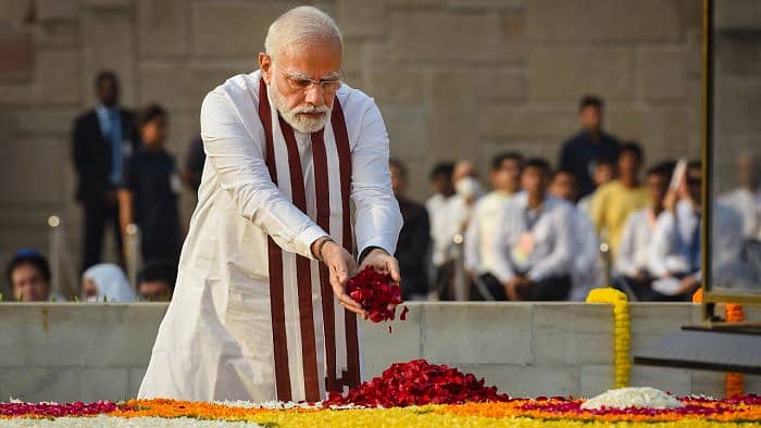 ರಾಜ್‌ಘಾಟ್‌ಗೆ ತೆರಳಿದ ಪ್ರಧಾನಿ ನರೇಂದ್ರ ಮೋದಿ, ಗಾಂಧೀಜಿಯವರ ಪ್ರತಿಮೆಗೆ ಪುಷ್ಪ ಅರ್ಪಿಸಿ ಗೌರವ ಸಲ್ಲಿಸಿದ್ದಾರೆ.