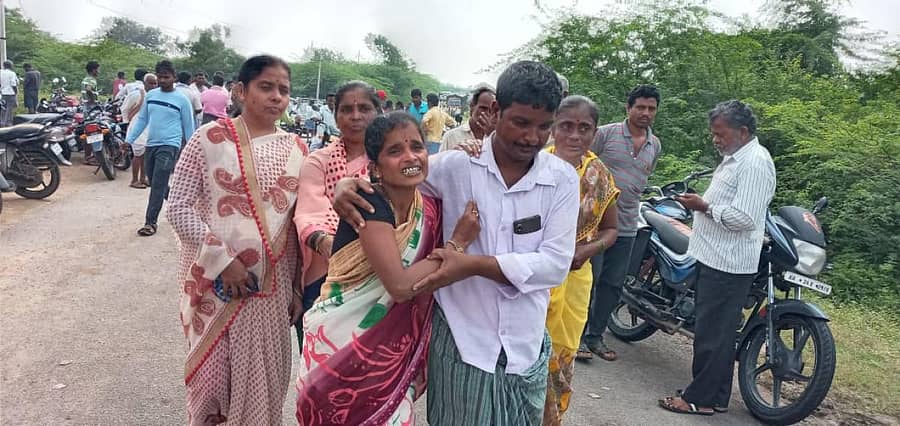 ಸಂಬಂಧಿಕರ ಆಕ್ರಂದನ