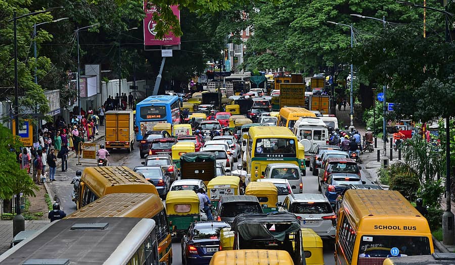 ನಗರದ ರೆಸಿಡೆನ್ಸಿ ರಸ್ತೆಯಲ್ಲಿನ ವಾಹನ ದಟ್ಟಣೆ --–ಪ್ರಜಾವಾಣಿ ಚಿತ್ರ/ ರಂಜು ಪಿ.