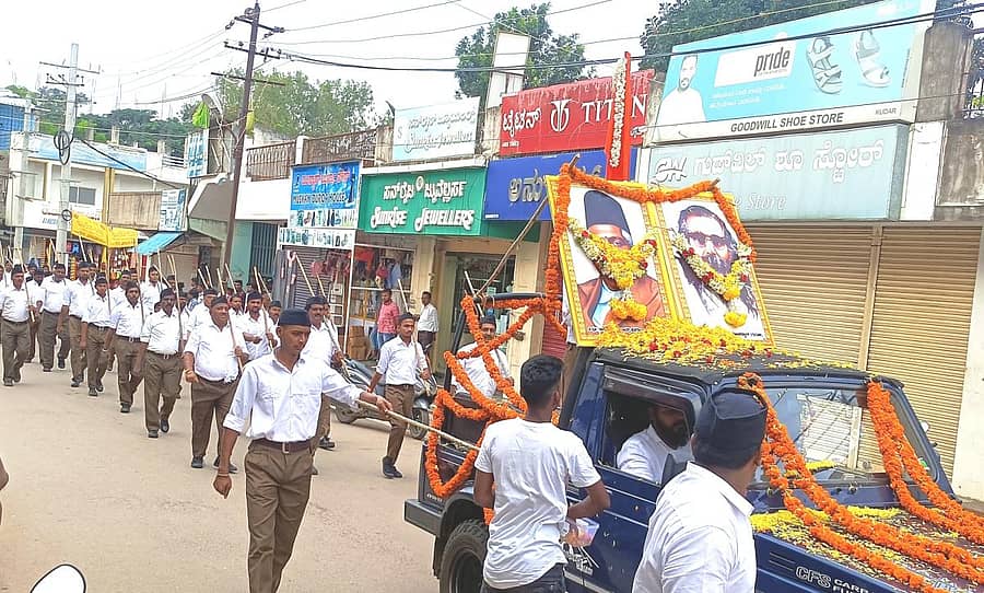ಕಡೂರಿನಲ್ಲಿ ಆರ್.ಎಸ್.ಎಸ್.ಸ್ವಯಂ ಸೇವಕರ ಆಕರ್ಷಕ ಪಥ ಸಂಚಲನ ನಡೆಯಿತು