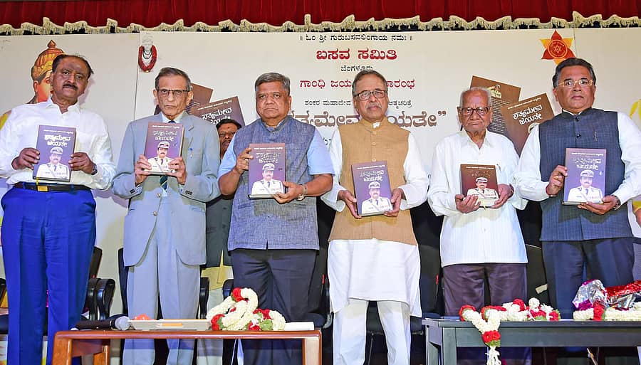 ‘ಸತ್ಯಮೇವ ಜಯತೇ’ ಕೃತಿಯನ್ನು ಶಾಸಕ ಜಗದೀಶ ಶೆಟ್ಟರ್ ಭಾನುವಾರ ಬಿಡುಗಡೆಗೊಳಿಸಿದರು. ಶಂಕರ ಬಿದರಿ (ಎಡಗಡೆಯವರು), ಅನಿಲ ಗೋಕಾಕ್, ಅರವಿಂದ ಜತ್ತಿ, ಡಾ. ಗುರುಲಿಂಗ ಕಾಪಸೆ, ವಿಶ್ವೇಶ್ವರ ಭಟ್ ಇದ್ದರು-– ಪ್ರಜಾವಾಣಿ ಚಿತ್ರ